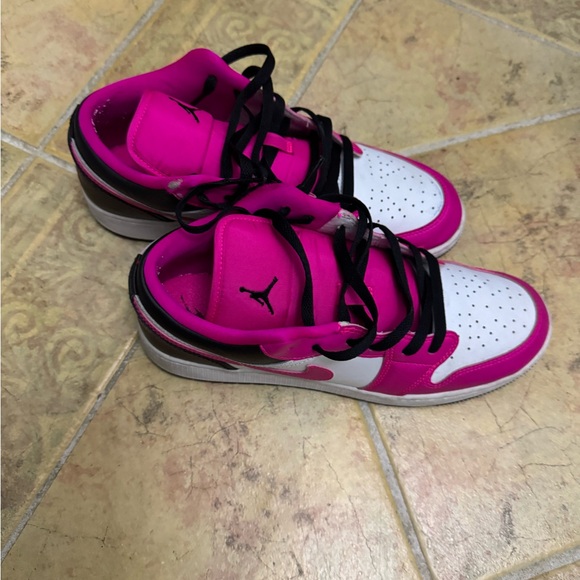 Hot pink Jordan’s - Picture 4 of 4